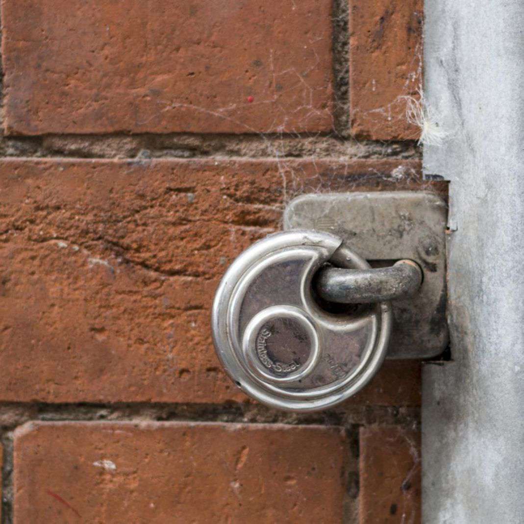 Dekton DT70152 70mm Stainless Steel Discus Padlock – Heavy Duty Security Lock with 2 Keys - Image 5